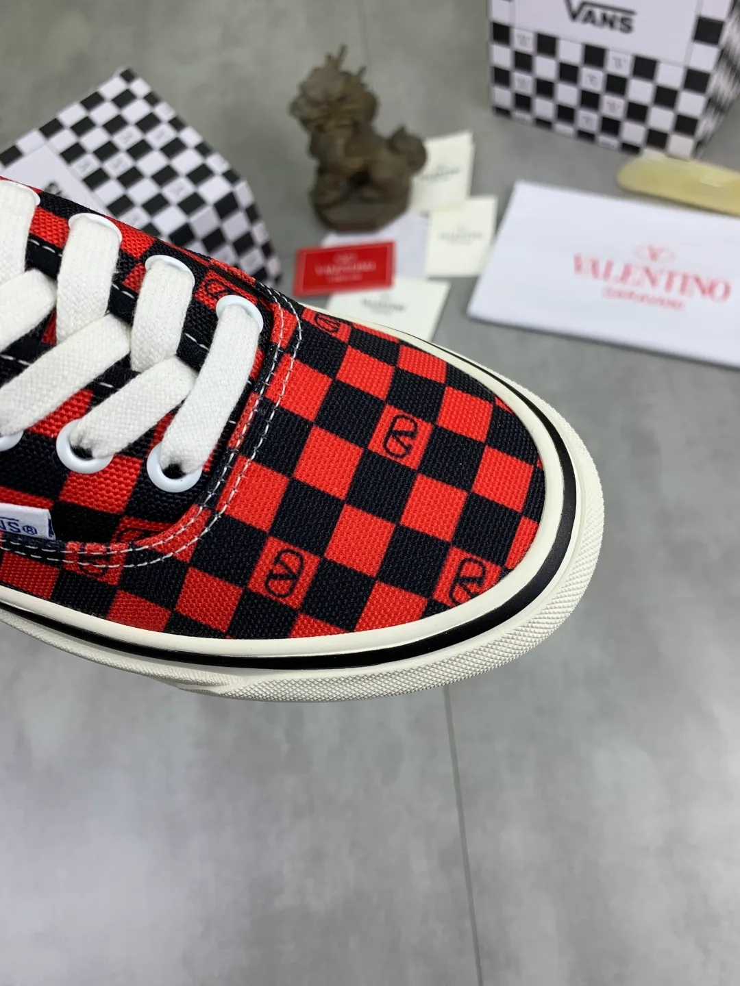 Men's shoes 💰P460 New Valentino❌Wans co-branded Valentino and Vans release new co-branded sneakers, integrating Valentino's Italian high-definition aesthetics and Vans's free and authentic spirit, giving classic shoes a personality that spans the ages. Many stars - Jolin Tsai. Yang Zi. Liu Wen. Ma Baiquan. Choi Soobin. freen. Song Zuer. JJ Lin. zel. Cecilia Cheung. shark. Xin Yunlai...Same style. Female model: 35-42 (41.42 is custom-made and non-refundable) Men's model: 39-46 (45.46 is custom-made and non-refundable)